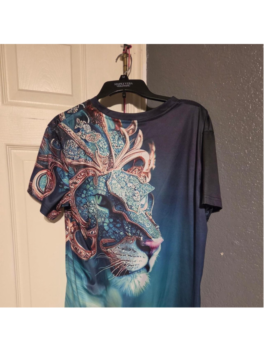 Teal Athletic Shirt with Lion Wearing Crown Graphic, XL - Picture 2 of 2